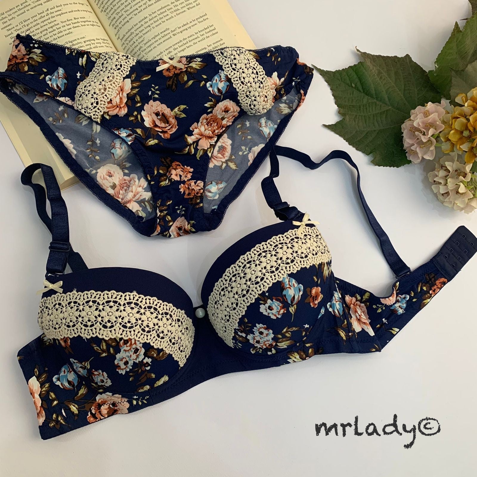 THIN PAD SPRING LACE BRA SET